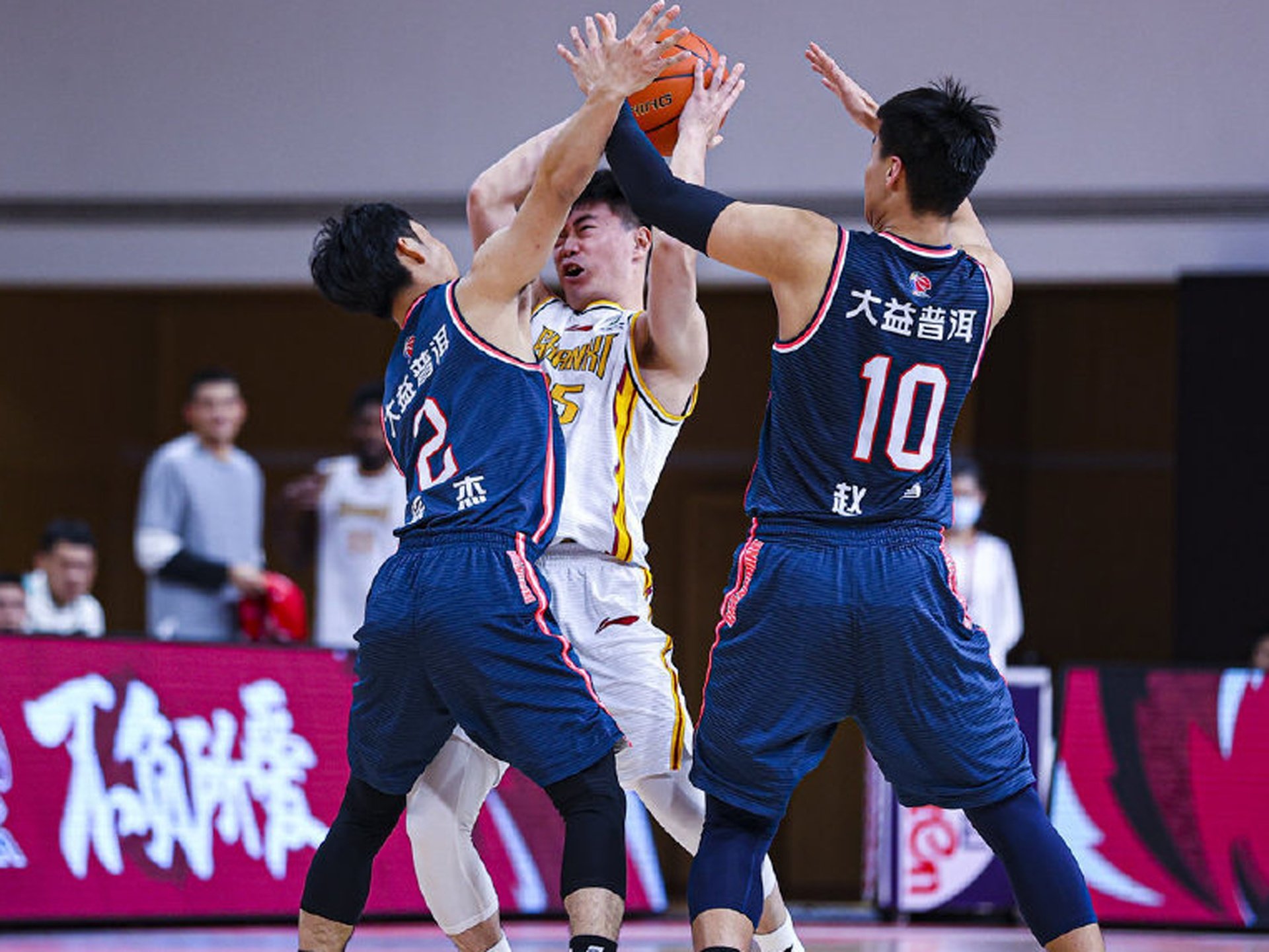 欧宝体育官网 从赛后丹佛掘金备战西甲到风云突变丹佛掘金赛前远射贴柱，山东男篮国际比赛日防线松动